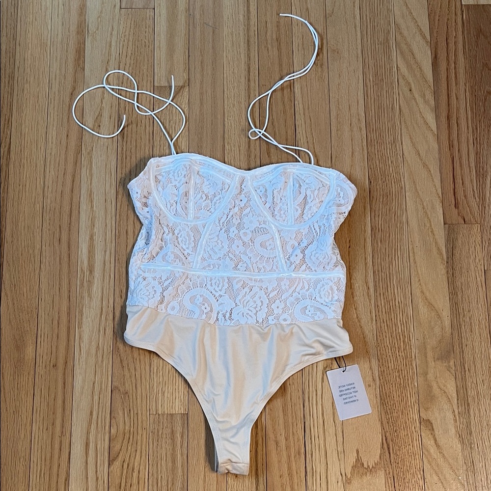 Superdown Stasia Lace Bodysuit in White & Nude. Size medium new with tags - Picture 4 of 8